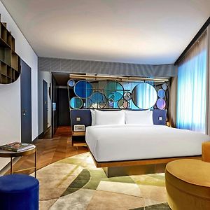 Eck-Zimmer mit Kingsize-Bett